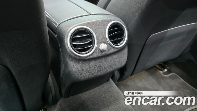 Mercedes-Benz C-Class 2018 — photo 32
