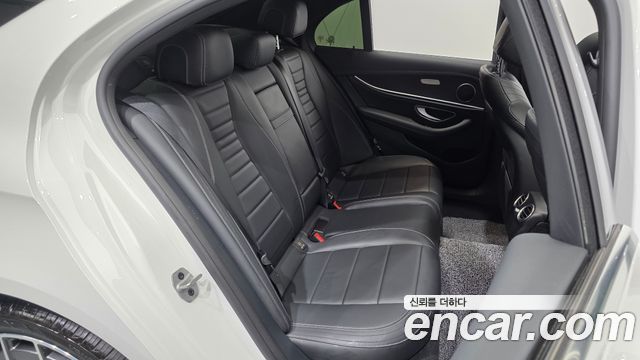 Mercedes-Benz E-Class 2021 — photo 17