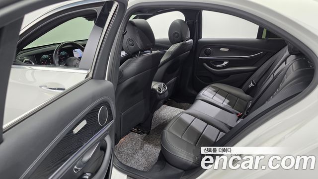 Mercedes-Benz E-Class 2021 — photo 24