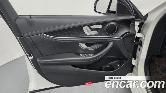 Mercedes-Benz E-Class 2021 — photo 14
