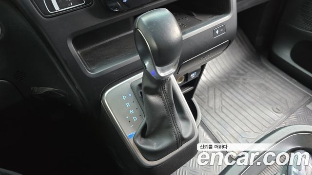 Hyundai Staria 2025 — photo 9