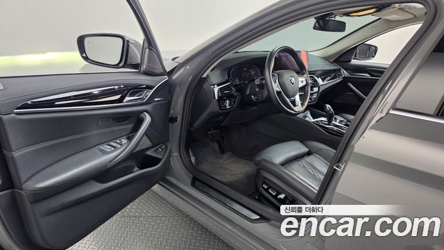 BMW 5-Series 2021 — photo 13