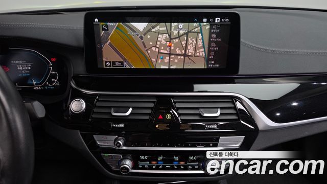 BMW 5-Series 2021 — photo 18