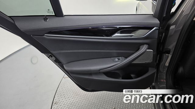 BMW 5-Series 2021 — photo 15
