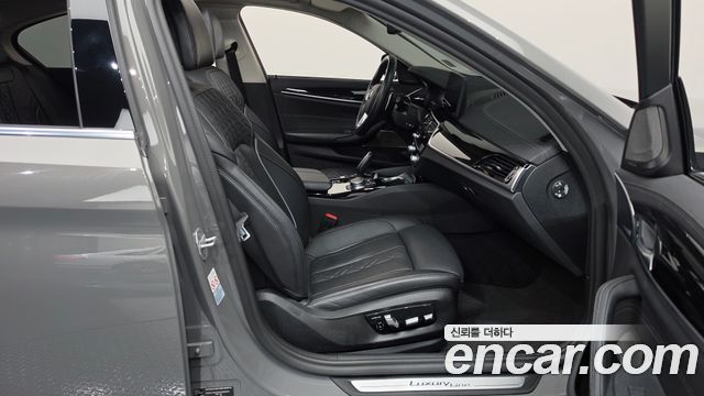 BMW 5-Series 2021 — photo 16