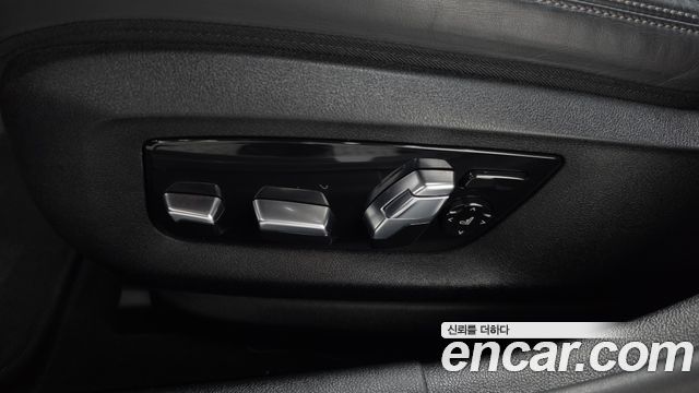 BMW 5-Series 2021 — photo 31