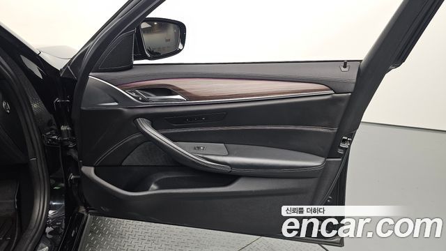 BMW 5-Series 2017 — photo 14