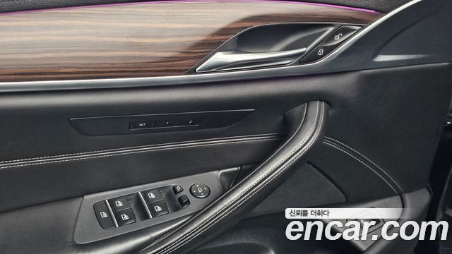BMW 5-Series 2017 — photo 28