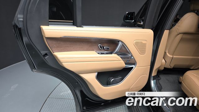 Land Rover Range Rover 2023 — photo 15