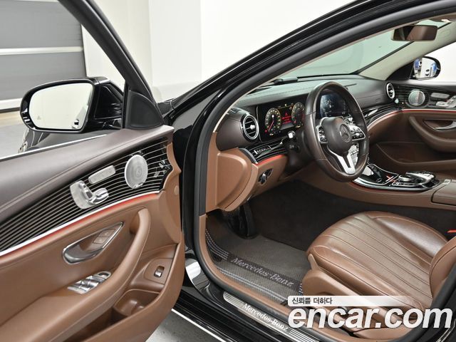 Mercedes-Benz E-Class 2019 — photo 11
