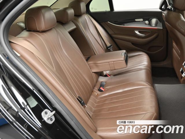 Mercedes-Benz E-Class 2019 — photo 12