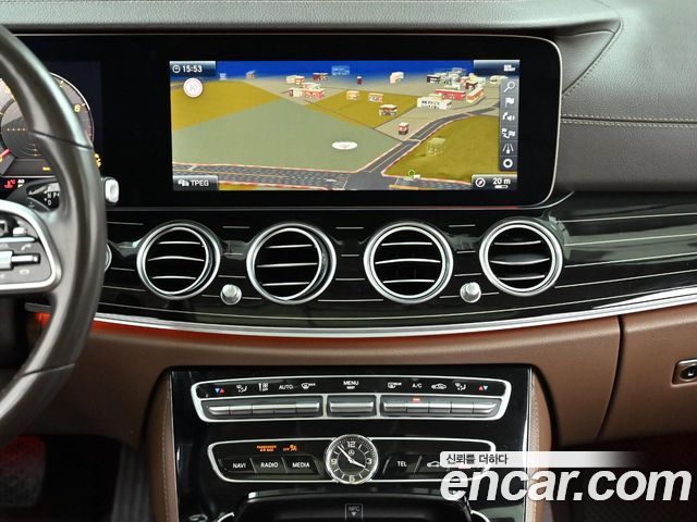 Mercedes-Benz E-Class 2019 — photo 14