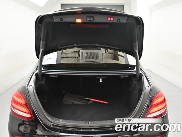 Mercedes-Benz E-Class 2019 — photo 19