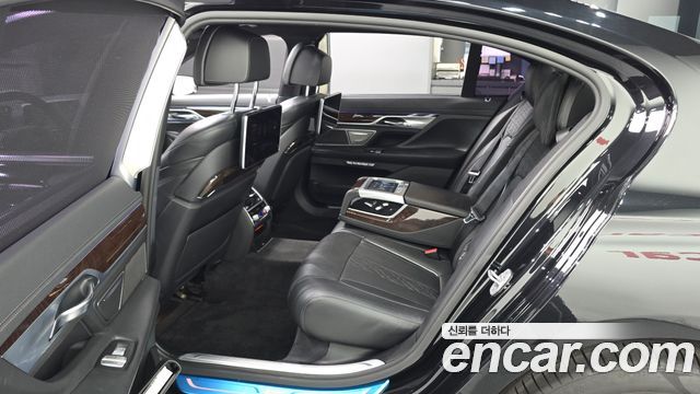 BMW 7-Series 2016 — photo 11