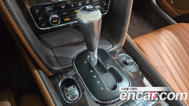 Bentley Flying Spur 2018 — photo 12