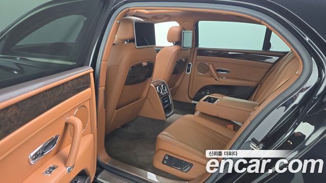 Bentley Flying Spur 2018 — photo 18