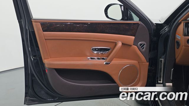 Bentley Flying Spur 2018 — photo 14