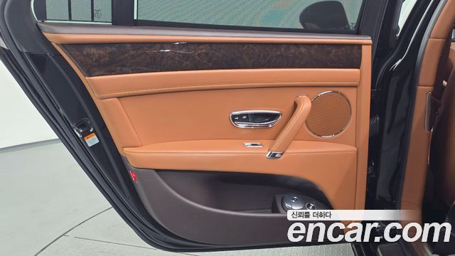 Bentley Flying Spur 2018 — photo 15