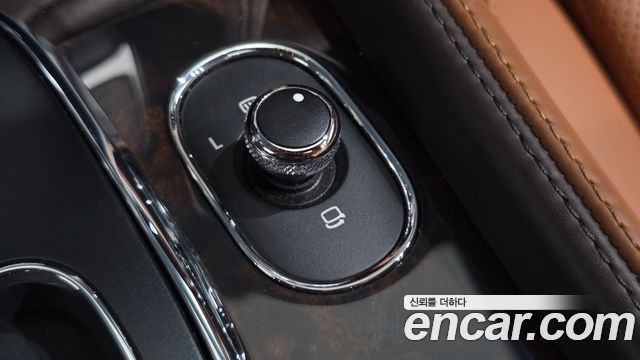 Bentley Flying Spur 2018 — photo 28