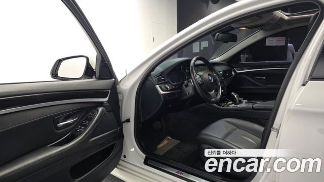 BMW 5-Series 2016 — photo 10