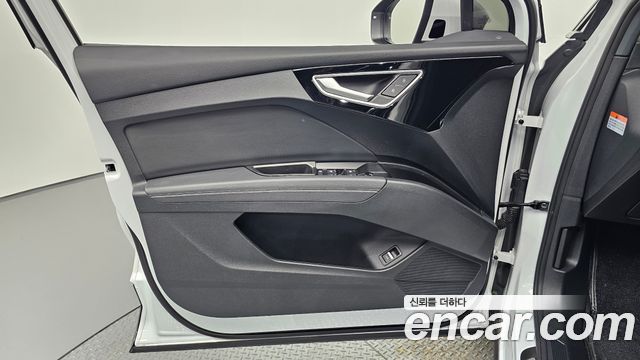 Audi Q4 e-tron 2023 — photo 14