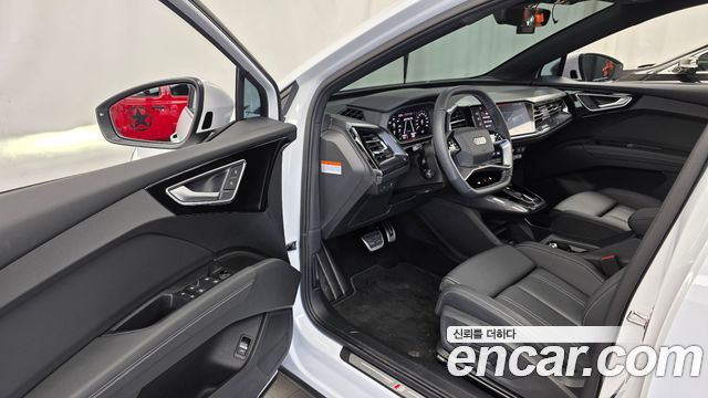 Audi Q4 e-tron 2025 — photo 10