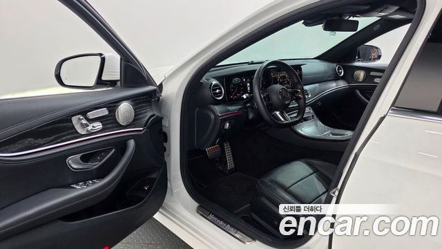 Mercedes-Benz E-Class 2022 — photo 10