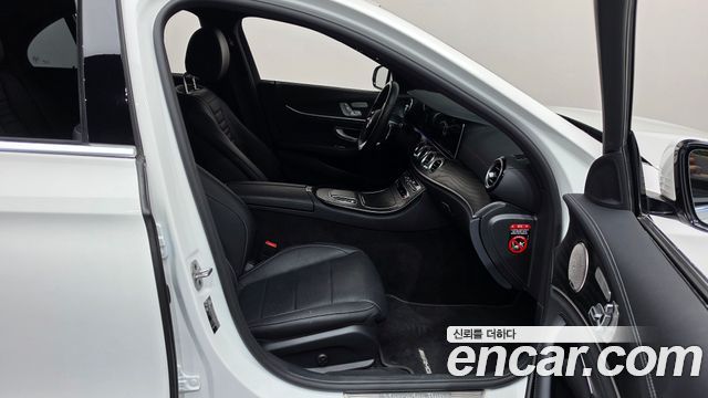 Mercedes-Benz E-Class 2022 — photo 11