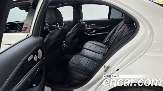 Mercedes-Benz E-Class 2022 — photo 12