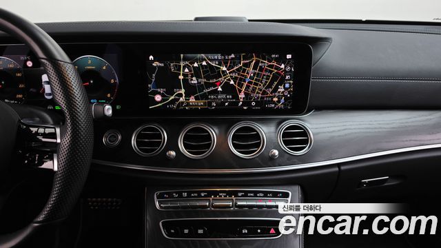 Mercedes-Benz E-Class 2022 — photo 13
