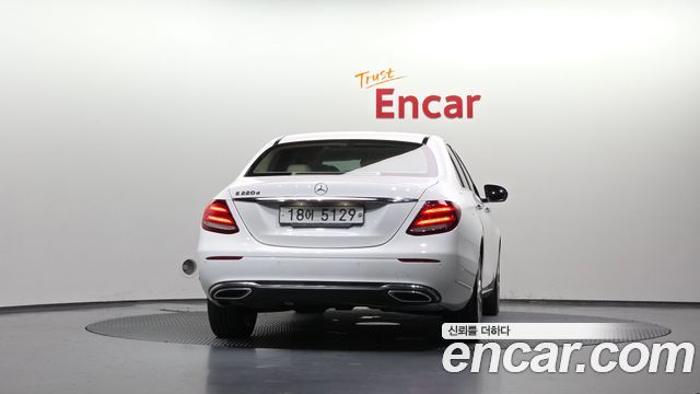 Mercedes-Benz E-Class 2017 — photo 4