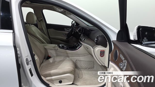 Mercedes-Benz E-Class 2017 — photo 11