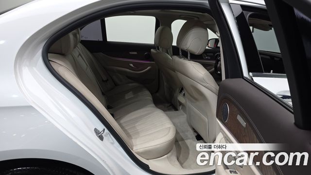 Mercedes-Benz E-Class 2017 — photo 12