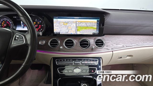 Mercedes-Benz E-Class 2017 — photo 14