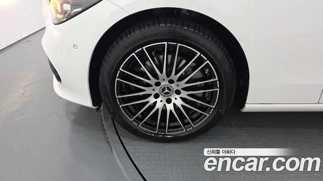 Mercedes-Benz C-Class 2025 — photo 5