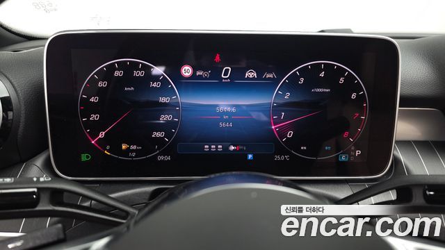 Mercedes-Benz C-Class 2025 — photo 11