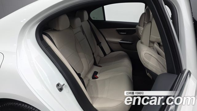 Mercedes-Benz C-Class 2025 — photo 17