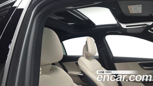 Mercedes-Benz C-Class 2025 — photo 22