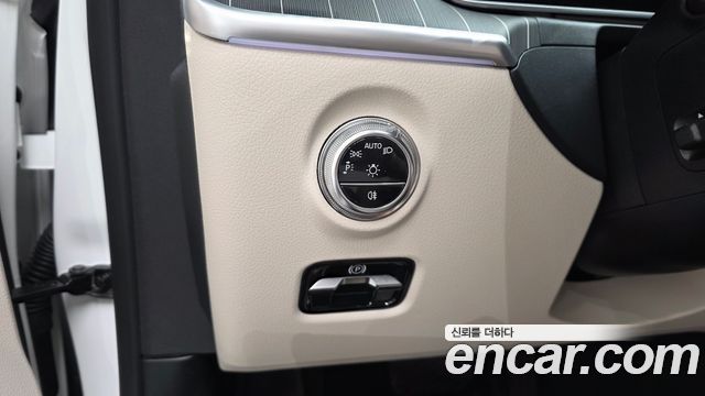 Mercedes-Benz C-Class 2025 — photo 24