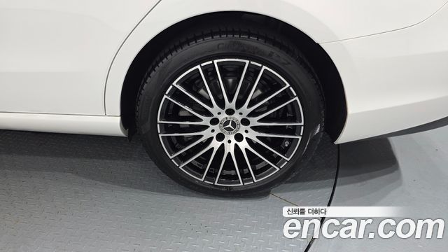 Mercedes-Benz C-Class 2025 — photo 7
