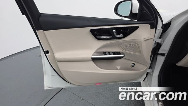Mercedes-Benz C-Class 2025 — photo 14