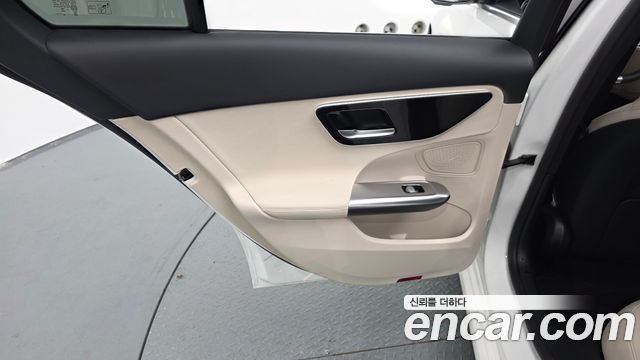 Mercedes-Benz C-Class 2025 — photo 15