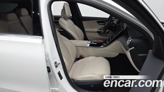 Mercedes-Benz C-Class 2025 — photo 16