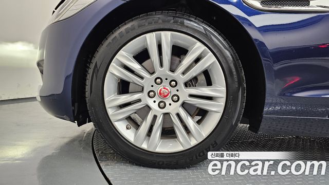 Jaguar XF 2017 — photo 5