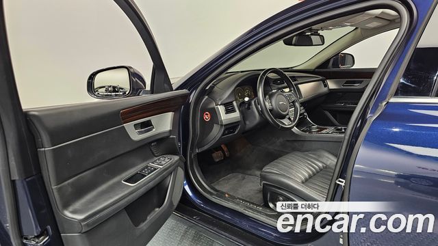 Jaguar XF 2017 — photo 10