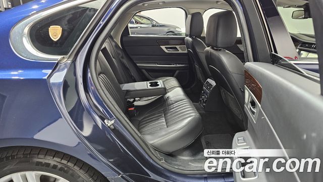 Jaguar XF 2017 — photo 12