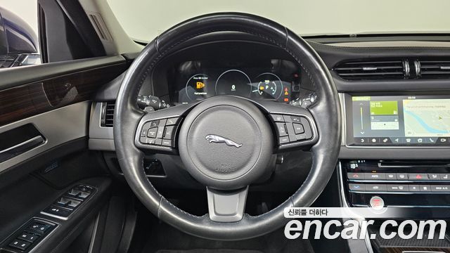 Jaguar XF 2017 — photo 13