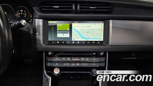Jaguar XF 2017 — photo 14