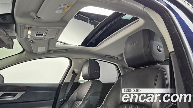Jaguar XF 2017 — photo 19