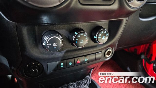 Jeep Wrangler 2016 — photo 17